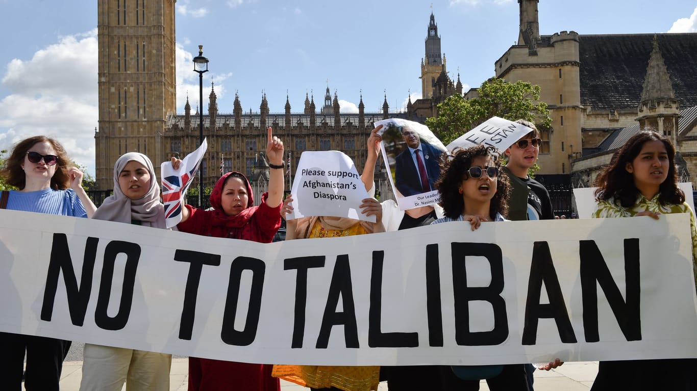 Demonstranten in London (Archivbild): Seit der Machtübernahme der Taliban verlieren Frauen immer Rechte.