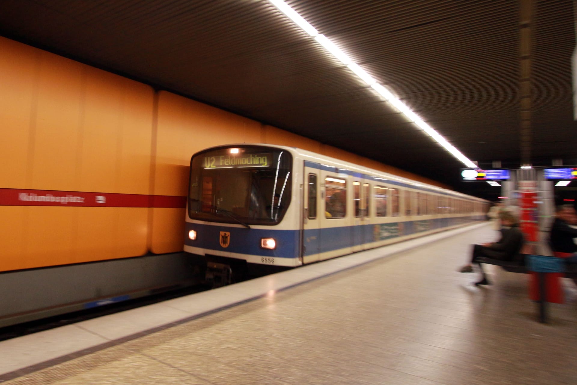 Eine U-Bahn der Linie 2 in München (Symbolbild): Der Täter flüchtete unerkannt.