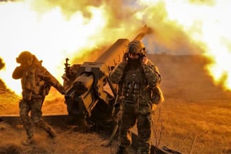 Ukrainische Artilleristen feuern eine D-30-Haubitze bei Bachmut: Voraussichtlich in drei Monate endet die heiße Kampfphase.