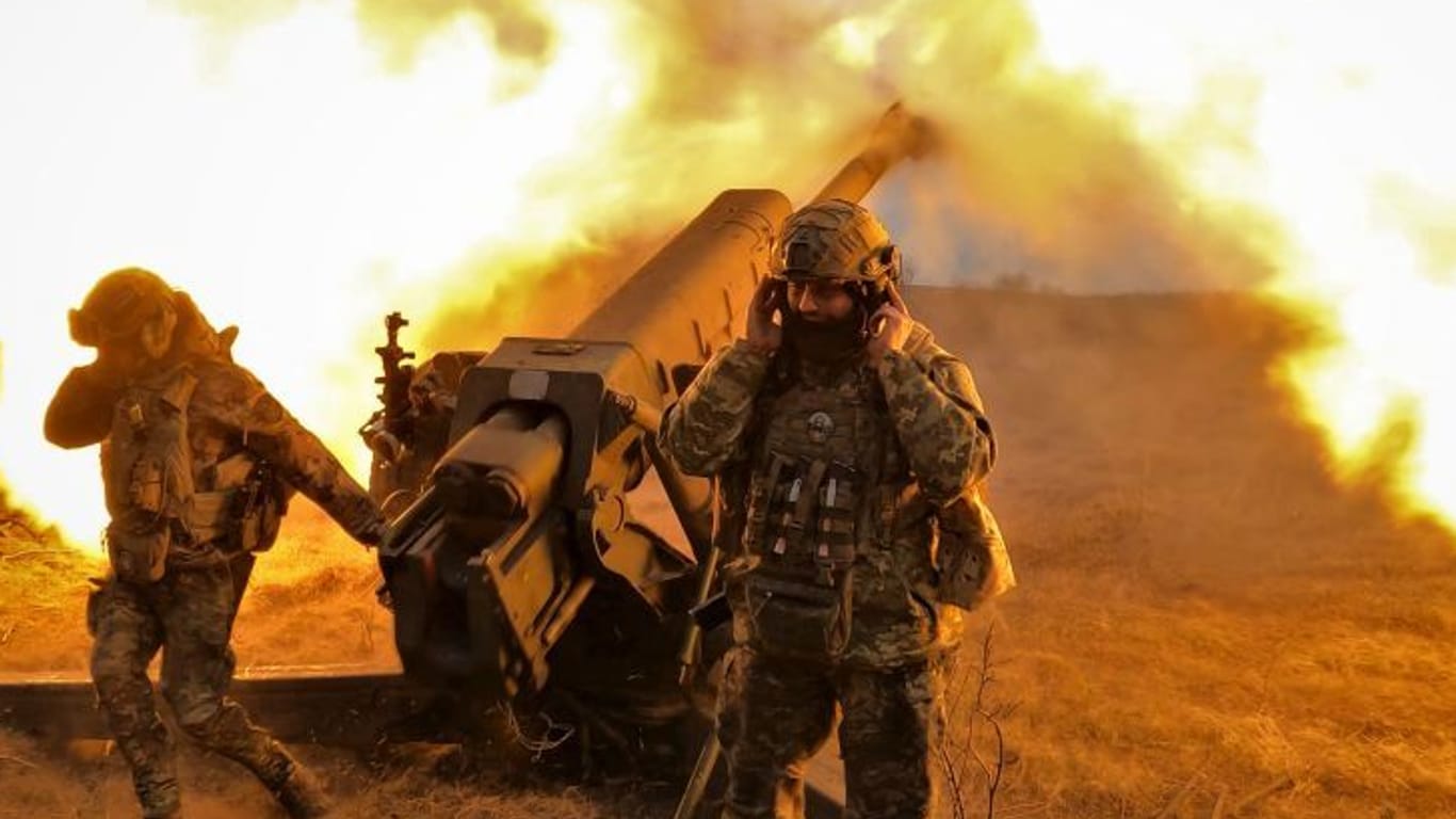 Ukrainische Artilleristen feuern eine D-30-Haubitze bei Bachmut: Voraussichtlich in drei Monate endet die heiße Kampfphase.
