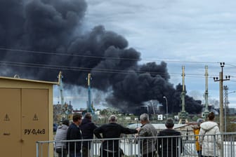 Ein brennendes Öldepot auf der Krim (Archivbild): Ukrainische Partisanen sollen an Anschlägen gegen russische Infrastruktur und Truppen verantwortlich sein.