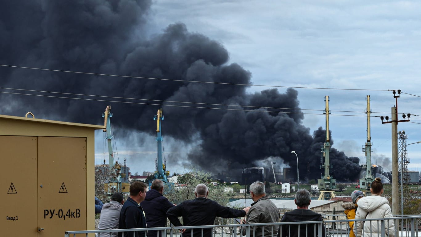 Ein brennendes Öldepot auf der Krim (Archivbild): Ukrainische Partisanen sollen an Anschlägen gegen russische Infrastruktur und Truppen verantwortlich sein.