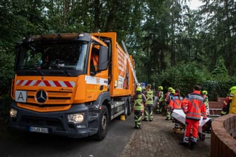 Großeinsatz in Schnakenbek: Feuerwehrmann und Sanitäter retten den Müllmann aus der Müllpresse.