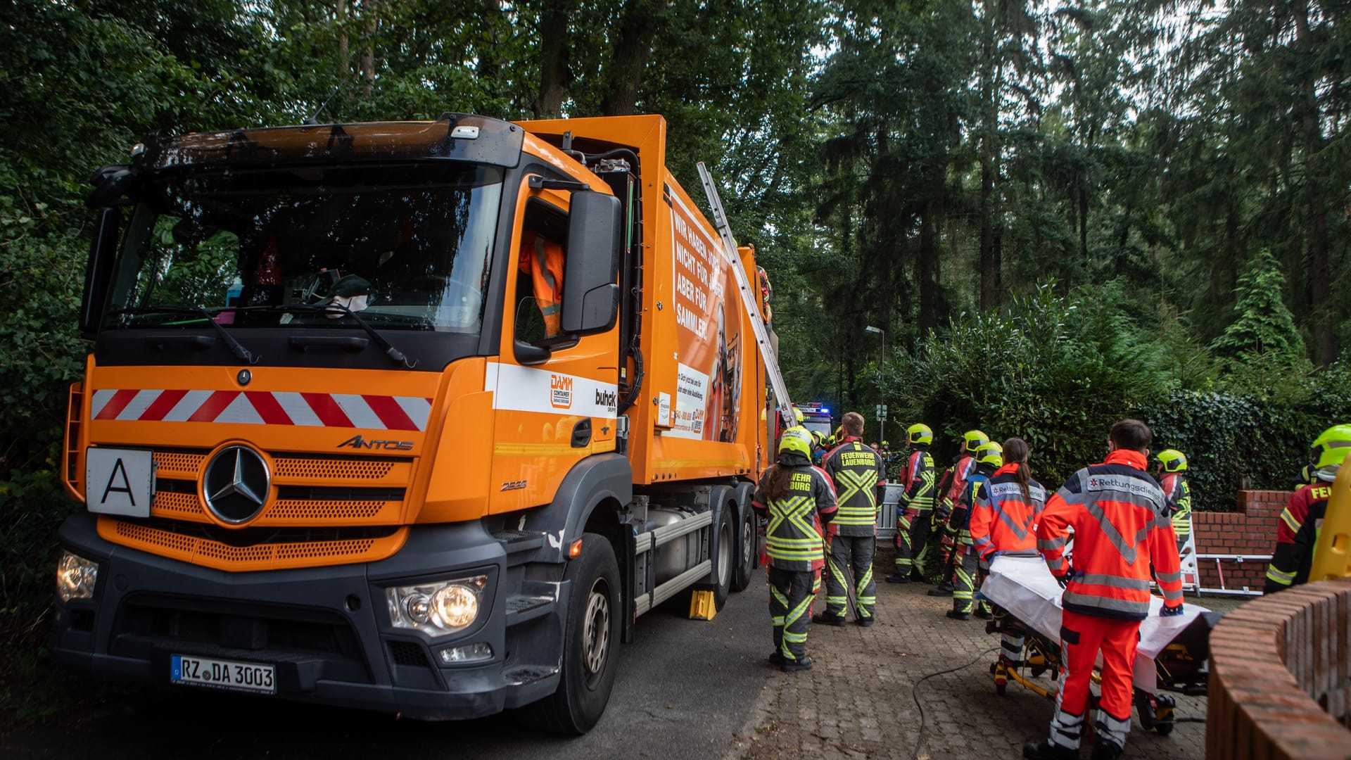 Großeinsatz in Schnakenbek: Feuerwehrmann und Sanitäter retten den Müllmann aus der Müllpresse.