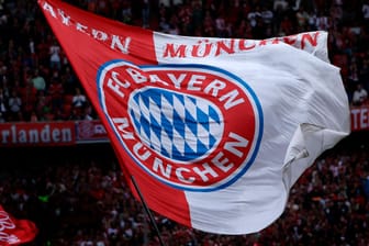 Fans des FC Bayern schwenken eine Flagge: Der deutsche Rekordmeister hat einen umstrittenen neuen Sponsor.