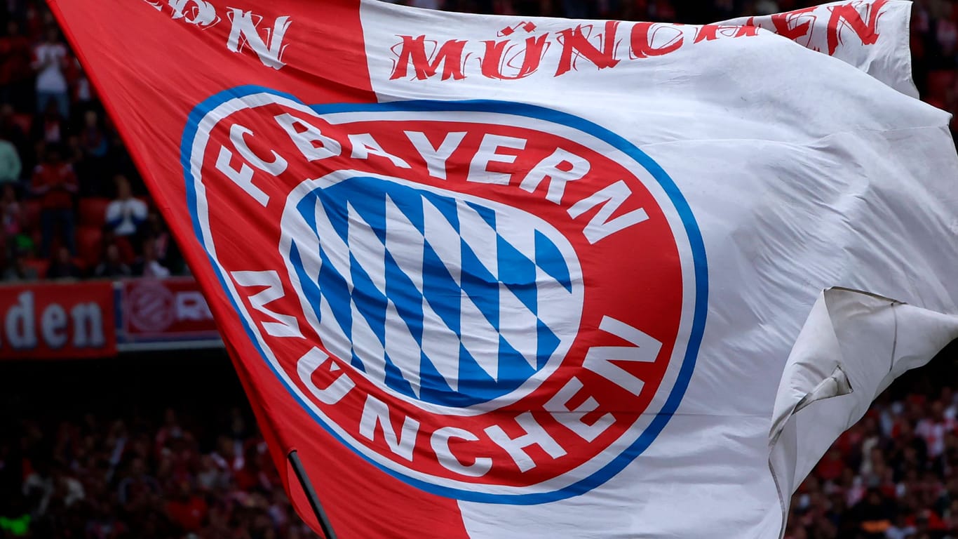 Fans des FC Bayern schwenken eine Flagge: Der deutsche Rekordmeister hat einen umstrittenen neuen Sponsor.