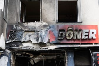 Das Firmenschild eines ausgebrannten Dönerimbisses in der Uhlandstraße: Ein Imbiss in Berlin hat in der Nacht gebrannt.
