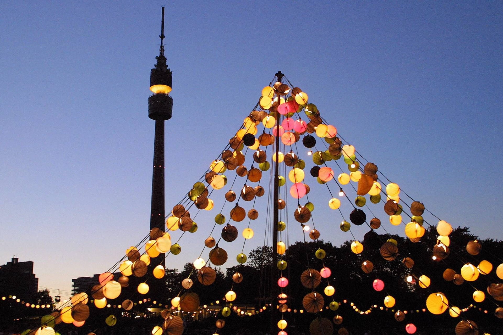 Lichterdach mit Lampions auf dem Lichterfest im Dortmunder Westfalenpark, dahinter der Fernsehturm Florian.