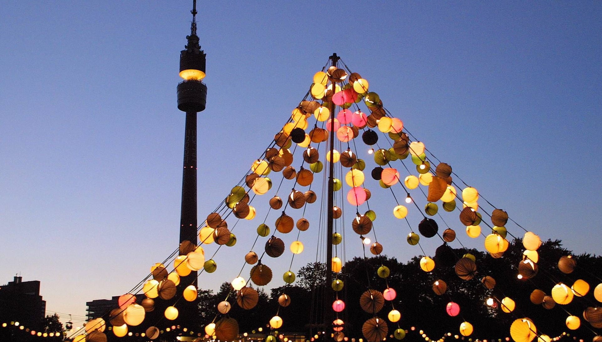 Lichterdach mit Lampions auf dem Lichterfest im Dortmunder Westfalenpark, dahinter der Fernsehturm Florian.