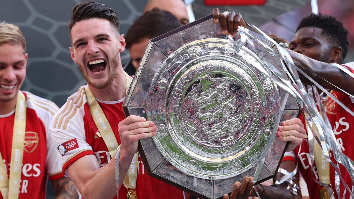 Erster Titel mit dem neuen Klub: Arsenal-Star Declan Rice präsentiert die Community-Shield-Trophäe.