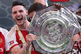 Erster Titel mit dem neuen Klub: Arsenal-Star Declan Rice präsentiert die Community-Shield-Trophäe.
