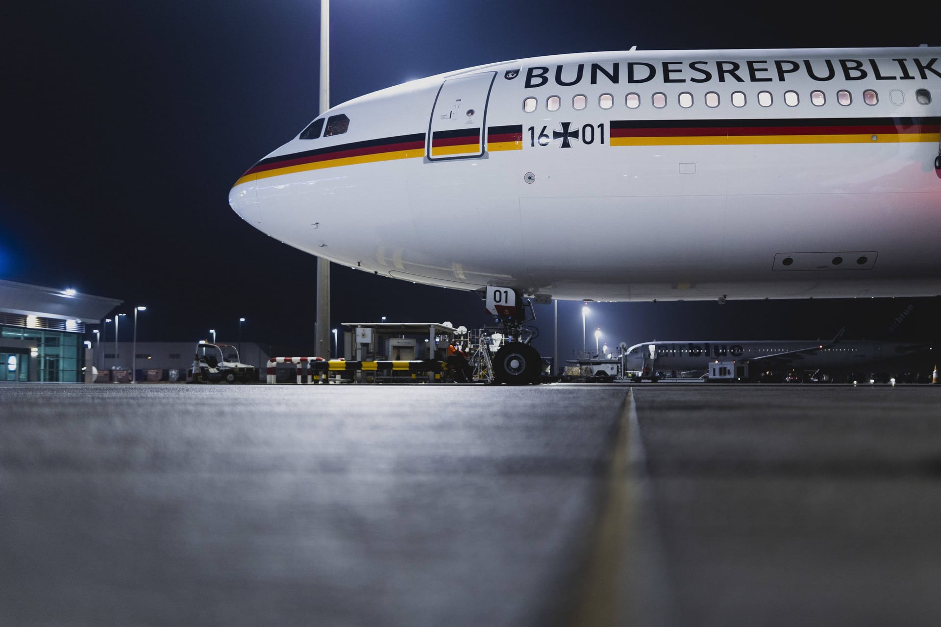 Regierungsflieger A340 in Abu Dhabi: Das Flugzeug der Luftwaffe soll nun wieder zurück nach Deutschland geflogen werden.