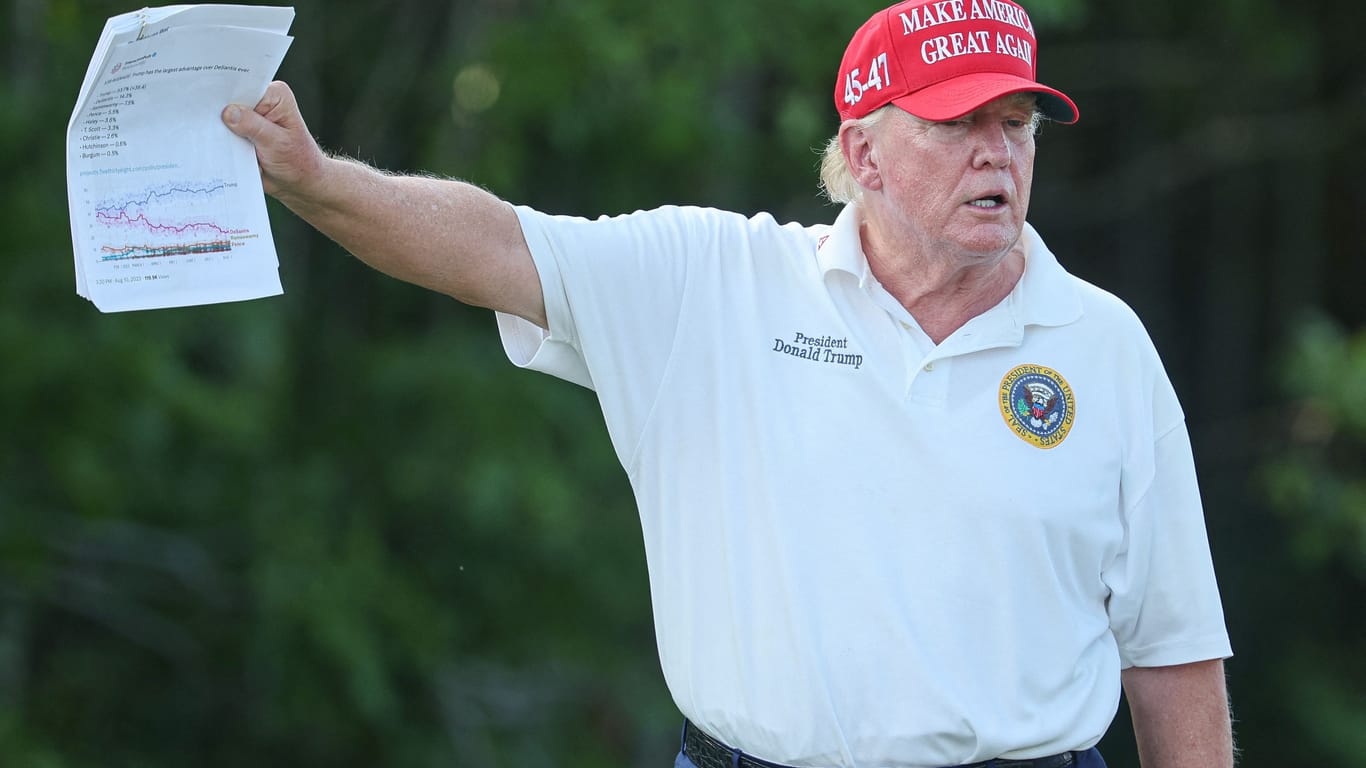Stolz auf seine guten Umfragewerte: Donald Trump zeigt sie bei einem Golfturnier in Bedminster.