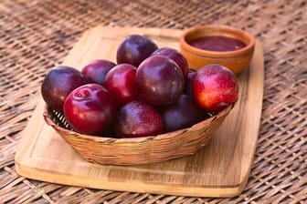 Die karmin- bis schwarzroten Früchte schmecken und sind zudem gesund.