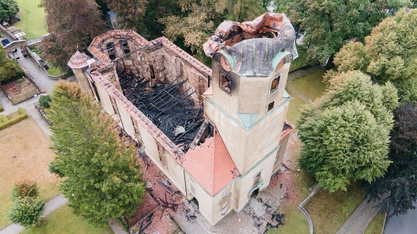 Das Feuer in der barocken Kirche im Landkreis Bautzen war in der Nacht zum 4. August ausgebrochen und hatte den Dachstuhl, das Kirchenschiff und Teile des Glockenturms zerstört.