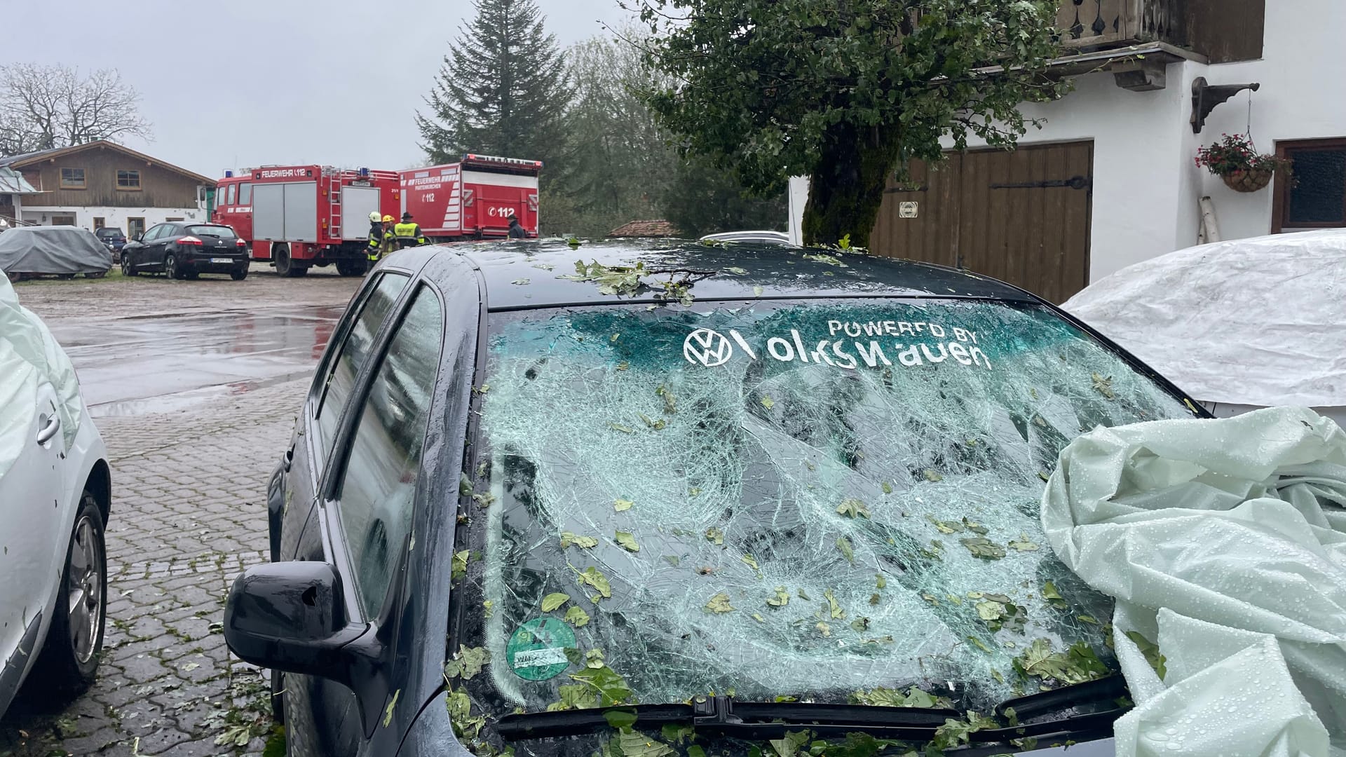 Bad Bayersoiden: Zahllose Autos und Häuser sind nach dem schweren Hagel am Wochenende zerstört.