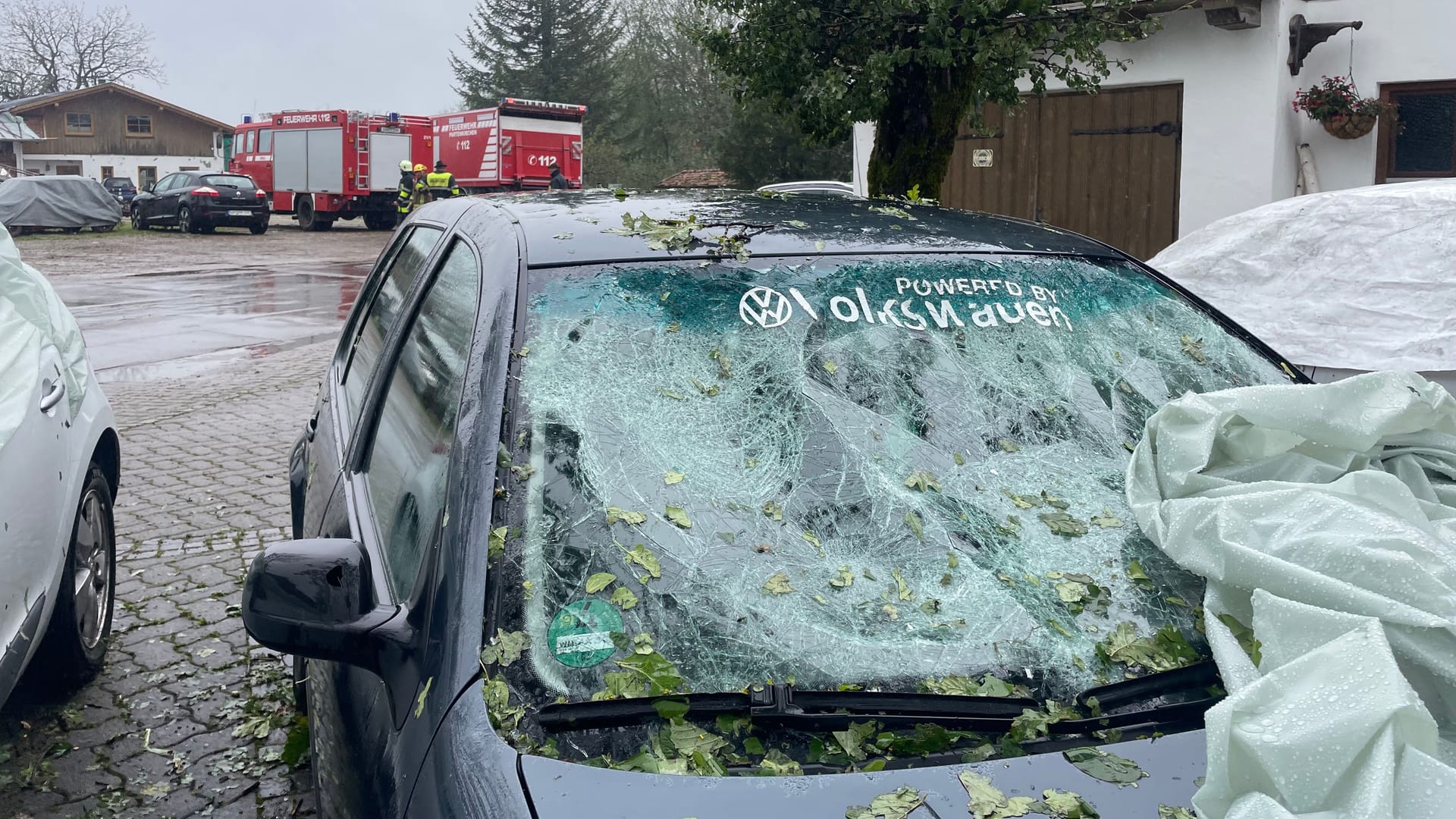 Bad Bayersoiden: Zahllose Autos und Häuser sind nach dem schweren Hagel am Wochenende zerstört.