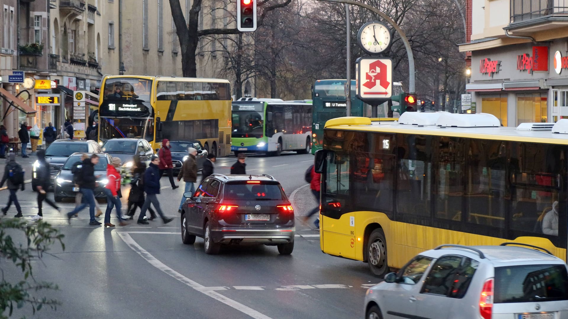 Straßenverkehr auf dem Teltower Damm in Berlin-Zehlendorf Straßenverkehr auf dem Teltower Damm in Berlin-Zehlendorf