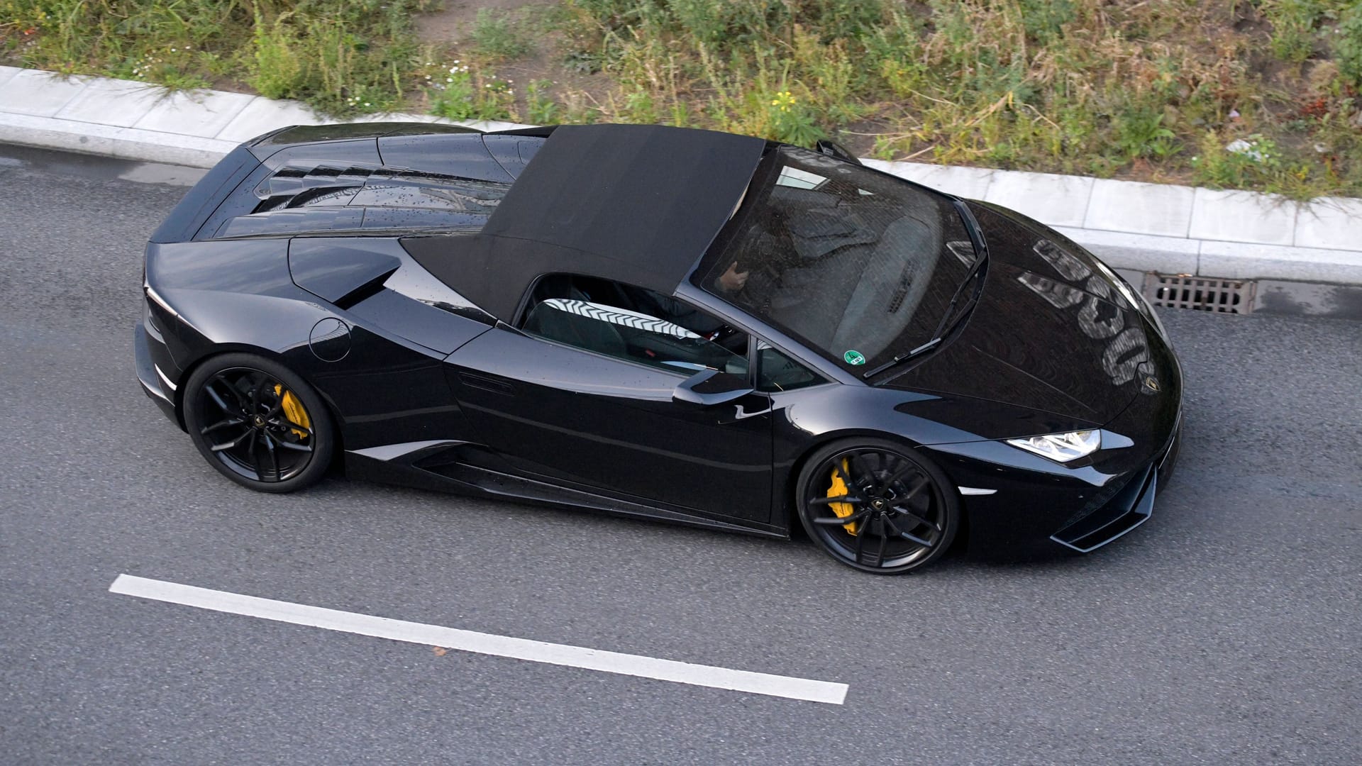 Schwarzer Lamborghini auf der Strasse. 08.09.2019, Hamburg 08.09.2019, Hamburg *** 06 09 2019, Hamburg, city views, black Lamborghini