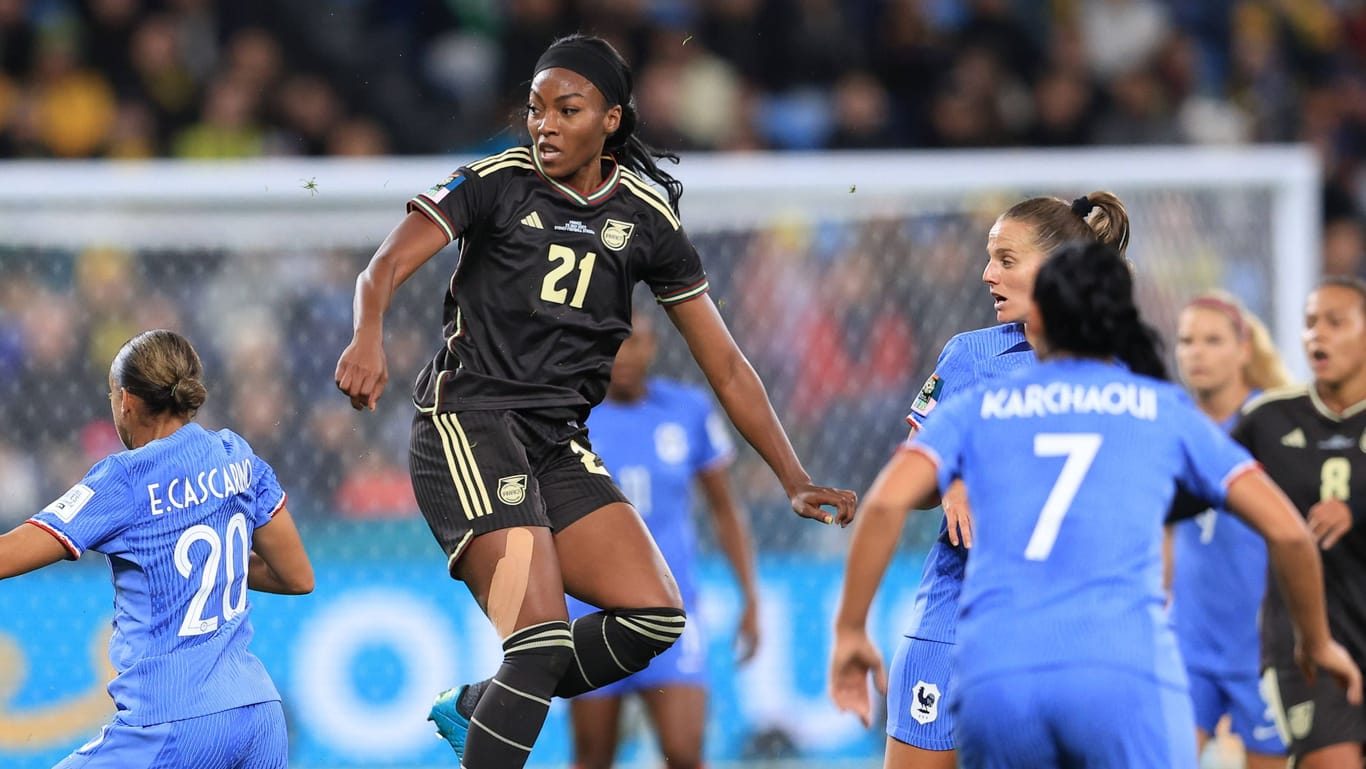 Cheyna Matthews (Mitte): Sie trifft mit Jamaika im letzten Gruppenspiel auf Brasilien.