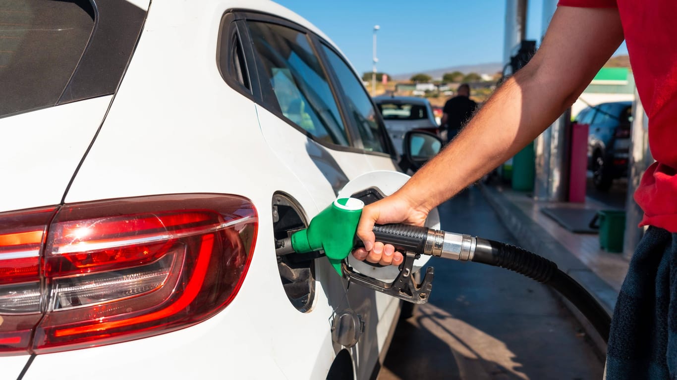 Zapfsäule an einer Tankstelle: Die Regierung will den CO2-Preis ab 2024 deutlich erhöhen - und erntet Kritik.