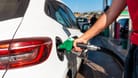 Zapfsäule an einer Tankstelle: Die Regierung will den CO2-Preis ab 2024 deutlich erhöhen - und erntet Kritik.