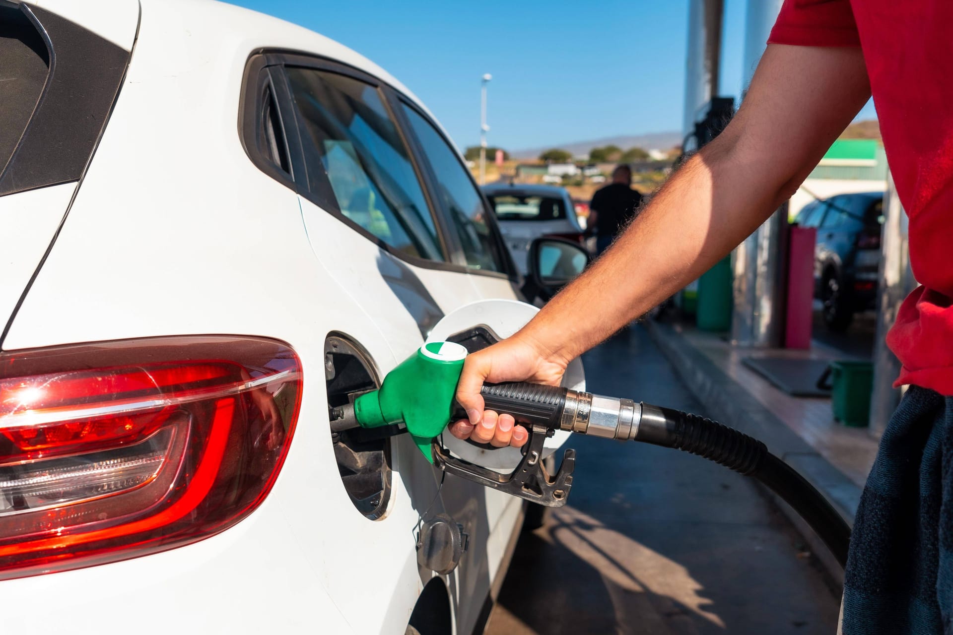 Zapfsäule an einer Tankstelle: Die Regierung will den CO2-Preis ab 2024 deutlich erhöhen - und erntet Kritik. Zapfsäule an einer Tankstelle: Die Regierung will den CO2-Preis ab 2024 deutlich erhöhen - und erntet Kritik.