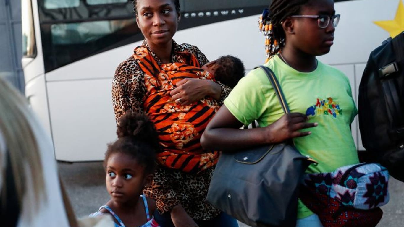 Europäische und amerikanische Staatsbürger erreichen Italien mit einem Evakuierungsflug aus dem Niger: Nach einem Militärputsch spitzt sich die Lage in dem Land zu.