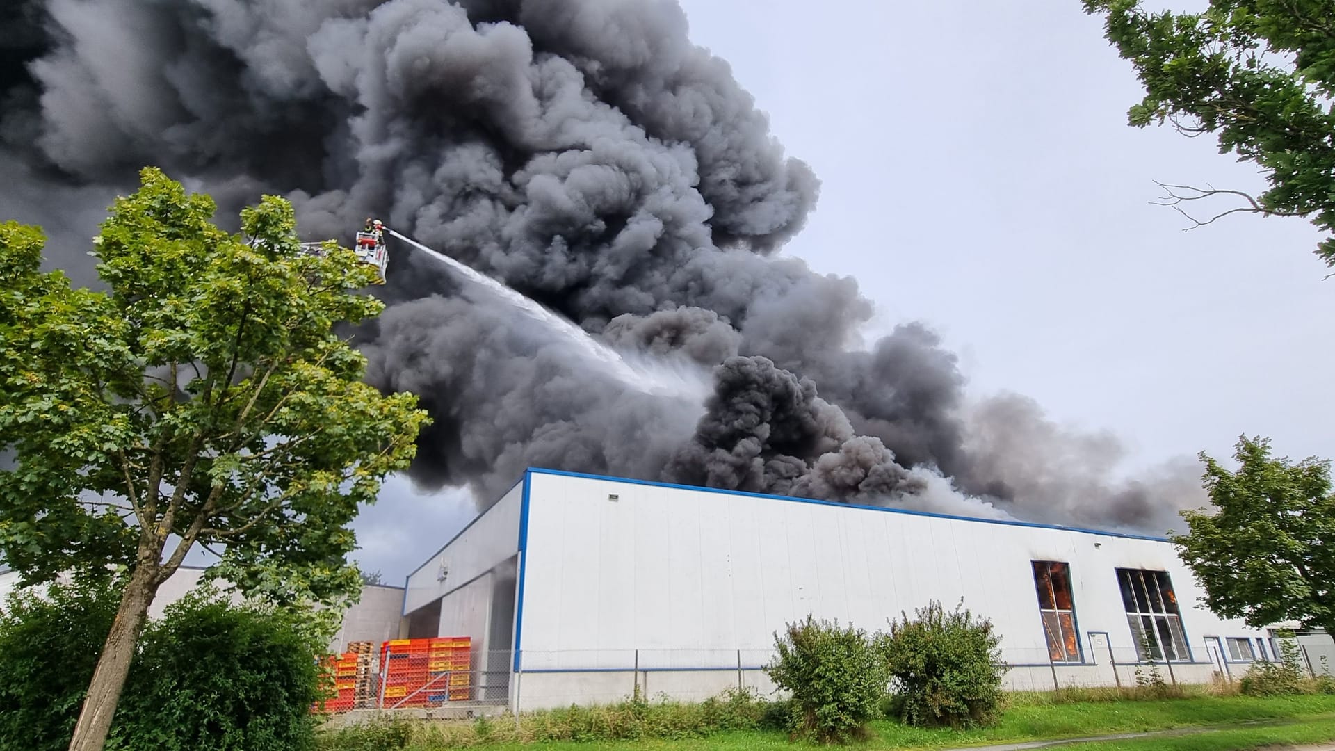 Eine große Rauchwolke zieht über das Industriegebiet.