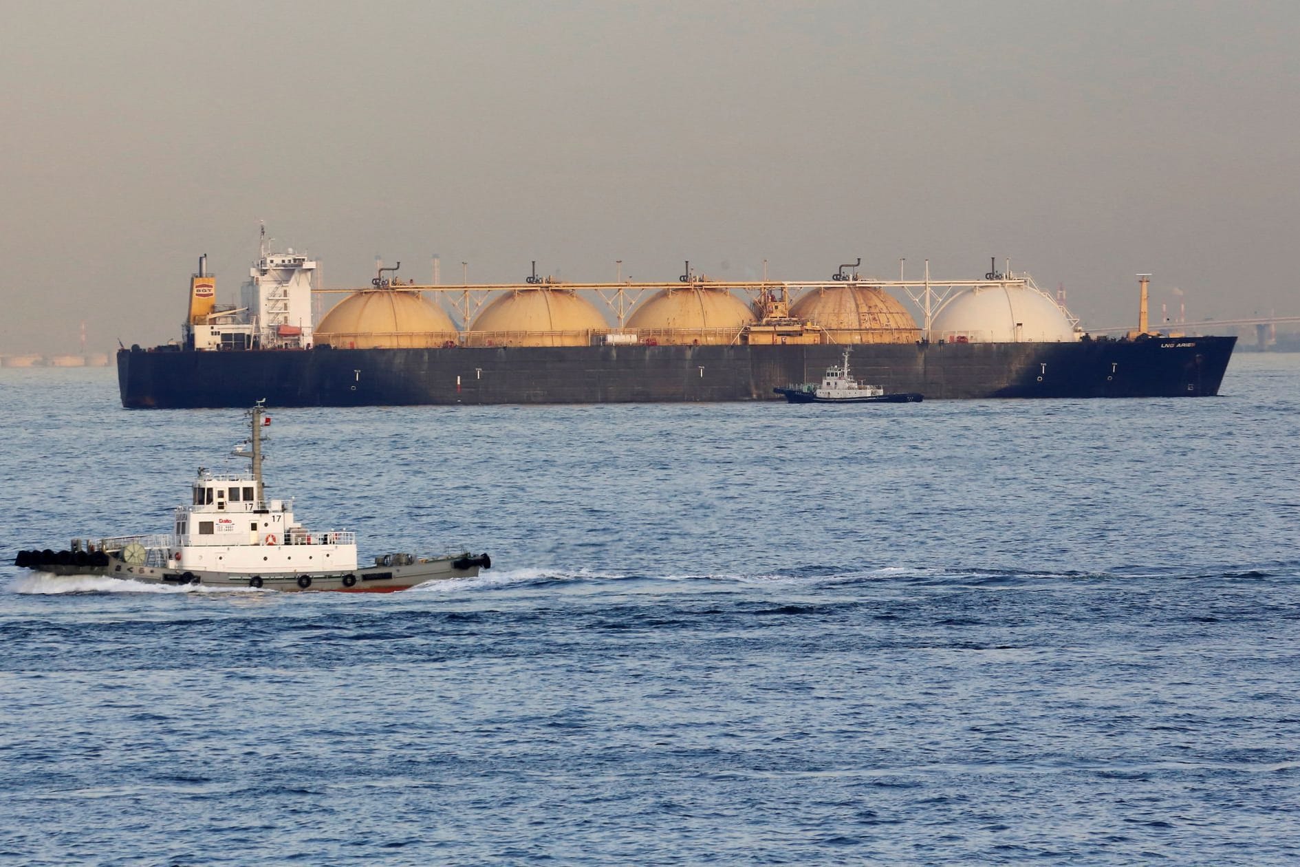 Ein LNG-Tanker auf dem Wasser (Symbolfoto): Die Spezialschiffe liefern Flüssiggas und sollen die Energiesicherheit Deutschlands gewährleisten.