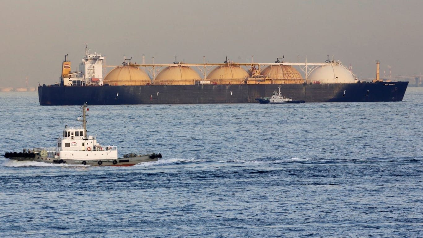Ein LNG-Tanker auf dem Wasser (Symbolfoto): Die Spezialschiffe liefern Flüssiggas und sollen die Energiesicherheit Deutschlands gewährleisten.