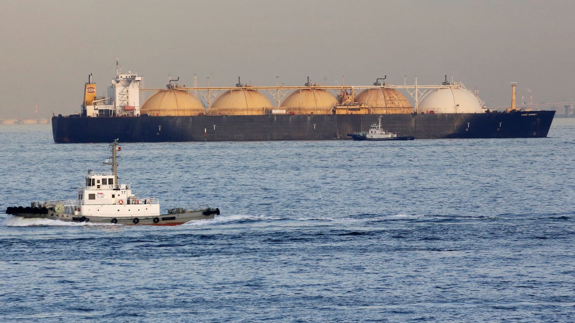 Ein LNG-Tanker auf dem Wasser (Symbolfoto): Die Spezialschiffe liefern Flüssiggas und sollen die Energiesicherheit Deutschlands gewährleisten.