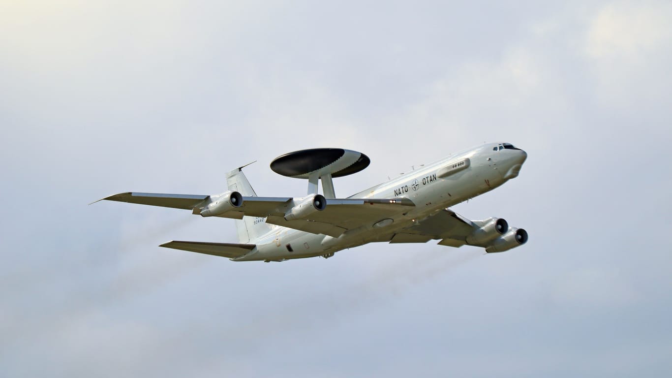 Eine AWACS Boeing am fränkischen Himmel.