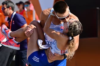 Dominik Cerny küsst Hana Burzalova: Bei der Leichtathletik-WM sorgten die beiden für einen romantischen Moment.