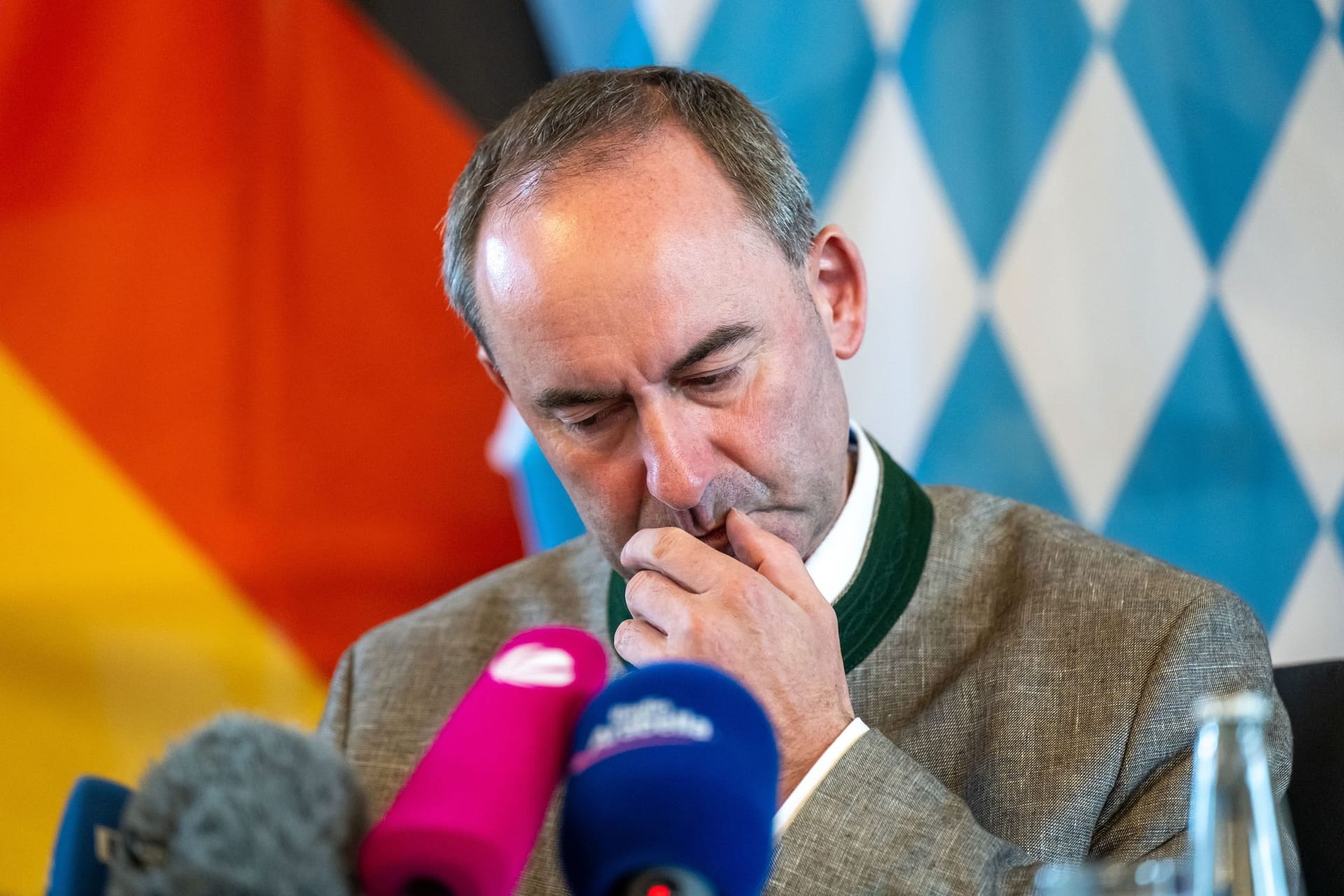 Hubert Aiwanger (Freie Wähler) bei der Pressekonferenz: Seit Tagen steht er in der Kritik.