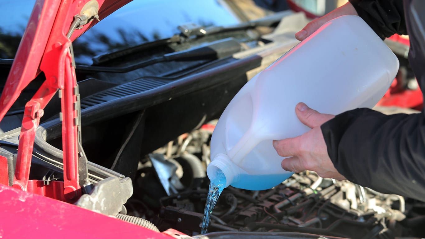 Frostschutz für die Scheibe: Dem Scheibenwischwasser sollte ein geeigneter Winterreiniger beigemischt werden.