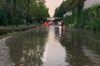Der Frankenschnellweg in Nürnberg ist nach Starkregen vor einer Brücke unterspült. Die Auswirkungen sind auch am Freitag noch deutlich zu spüren.