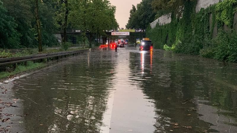 Der Frankenschnellweg in Nürnberg ist nach Starkregen vor einer Brücke unterspült. Die Auswirkungen sind auch am Freitag noch deutlich zu spüren.