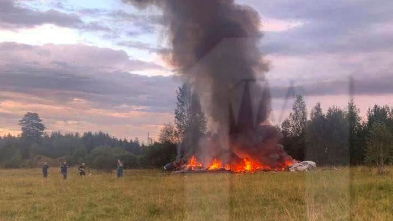 Russische Medien zeigten Bilder des abgestürzten Flugzeugs.
