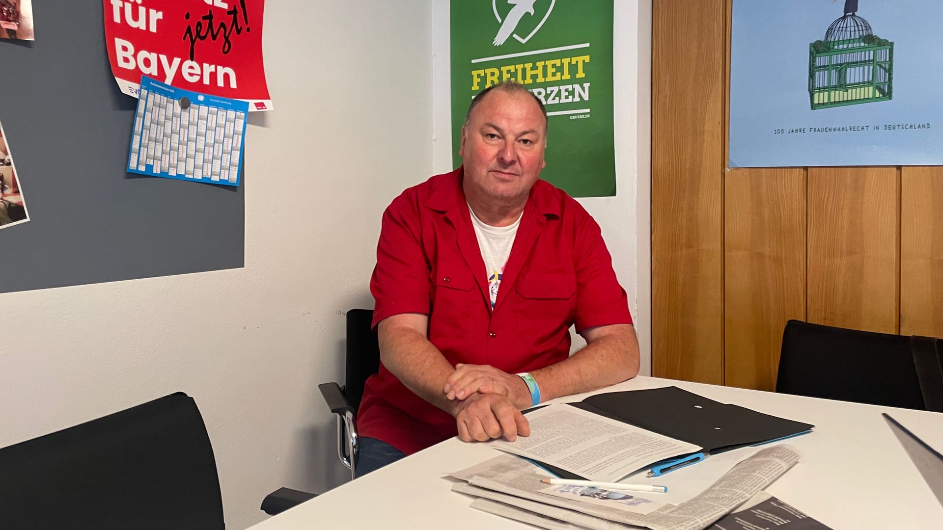 Erhard Grundl im Wahlkreisbüro in Straubing: Der Grünen-Abgeordnete ist in Mallersdorf geboren und aufgewachsen.