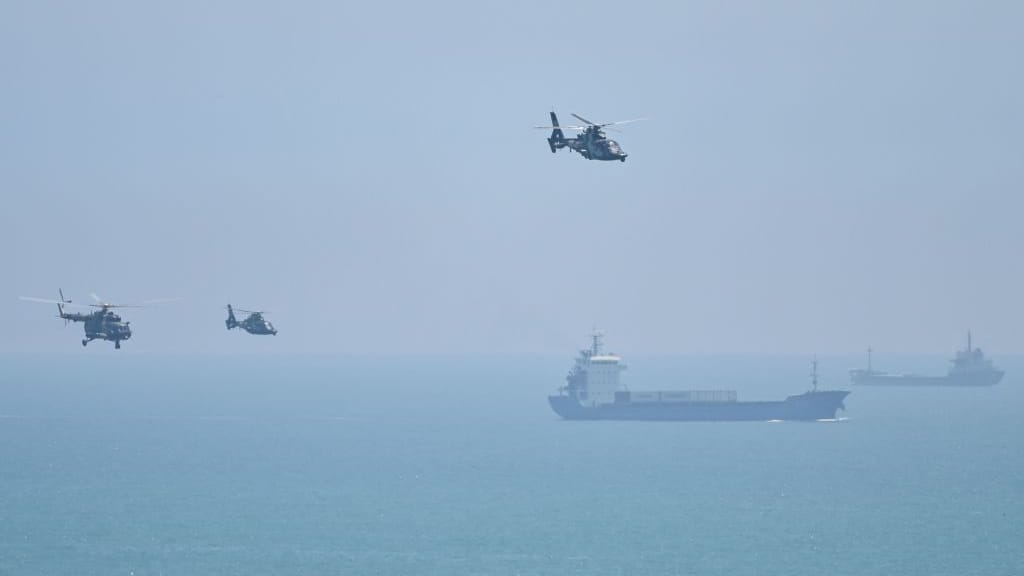 Chinesische Helikopter bei der Pingtan-Insel nahe Taiwan (Archivbild): China droht Taiwan, sich nicht mit "externen Kräften" zu verbünden.