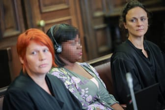 Die Angeklagte (M) sitzt zwischen ihren Anwältinnen Fenna Busmann (r) und Katrin Hawickhorst im Gerichtssaal: Die Frau ist seit dem 19. Juli auf freiem Fuß.
