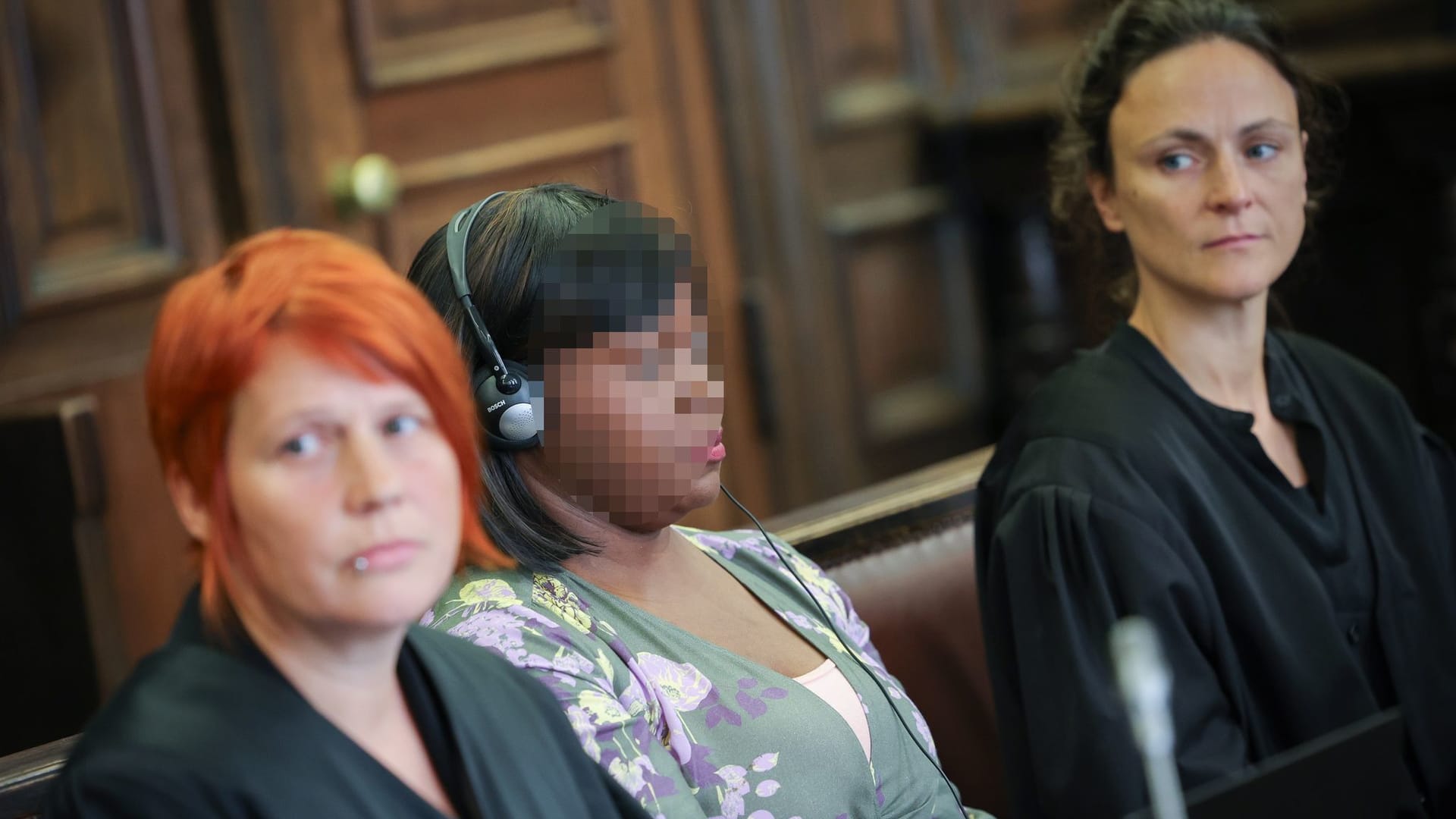 Die Angeklagte (M) sitzt zwischen ihren Anwältinnen Fenna Busmann (r) und Katrin Hawickhorst im Gerichtssaal: Die Frau ist seit dem 19. Juli auf freiem Fuß. Die Angeklagte (M) sitzt zwischen ihren Anwältinnen Fenna Busmann (r) und Katrin Hawickhorst im Gerichtssaal: Die Frau ist seit dem 19. Juli auf freiem Fuß.