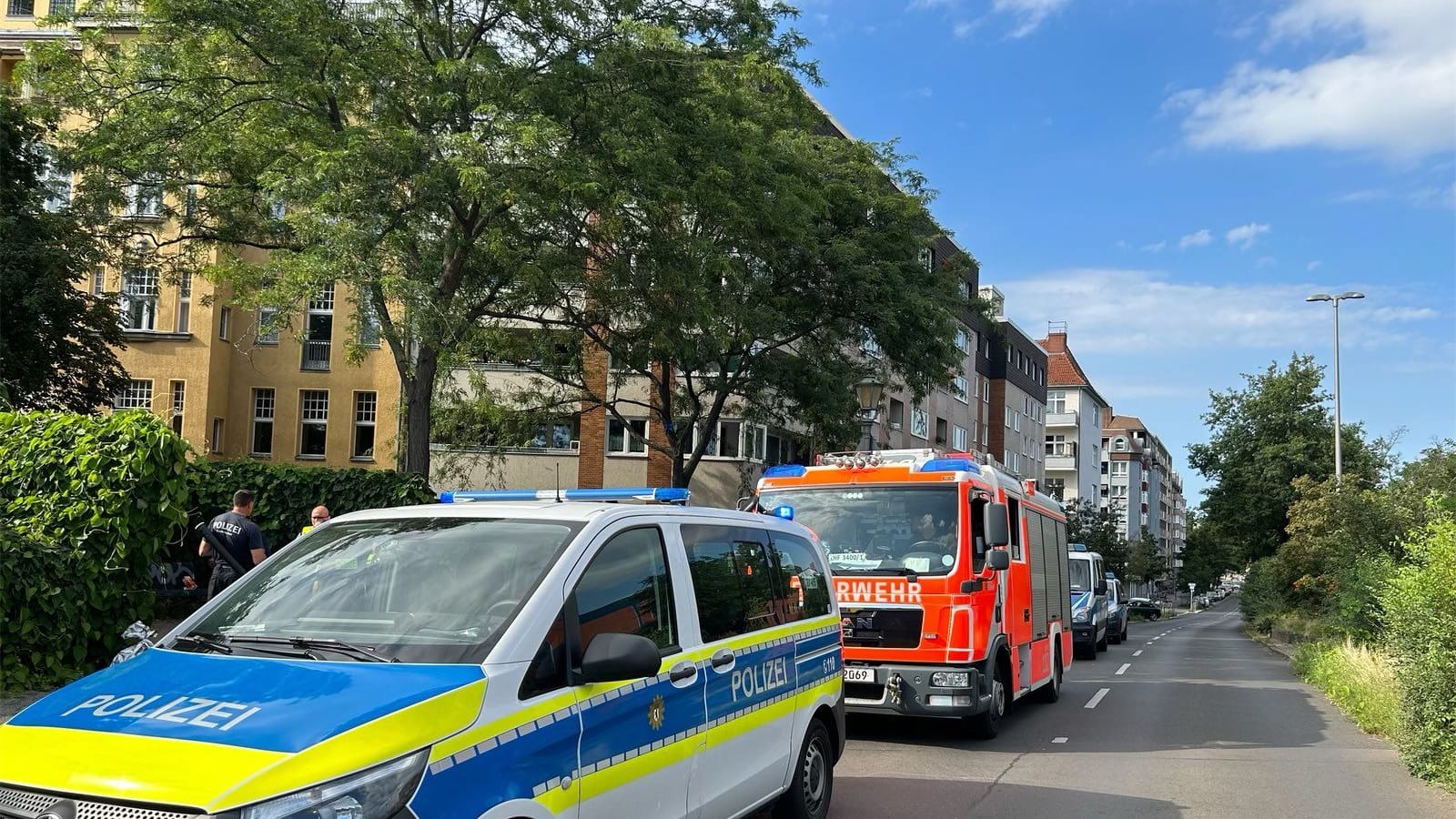 Berlin-Moabit: Einsatzkräfte fanden eine brennende Phosphorbombe am Spree-Ufer. Berlin-Moabit: Einsatzkräfte fanden eine brennende Phosphorbombe am Spree-Ufer.