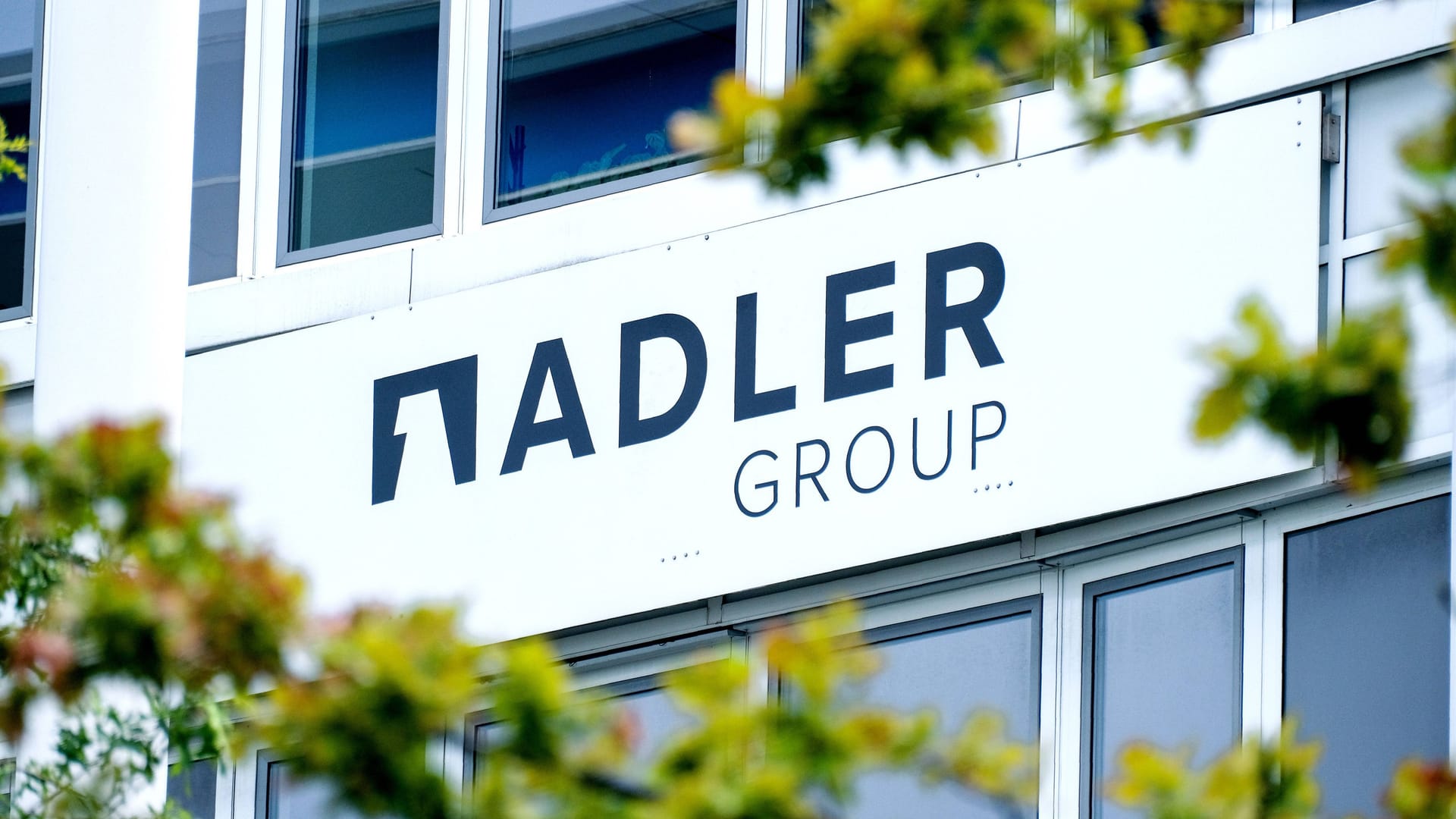 Das Firmenlogo der Immobilienfirm Adler Group an einer Hausfassade