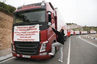 LKW mit Hilfslieferungen für Bergkarabach: Seit Wochen blockiert Aserbaidschan die einzige Straße von Armenien nach Bergkarabach.