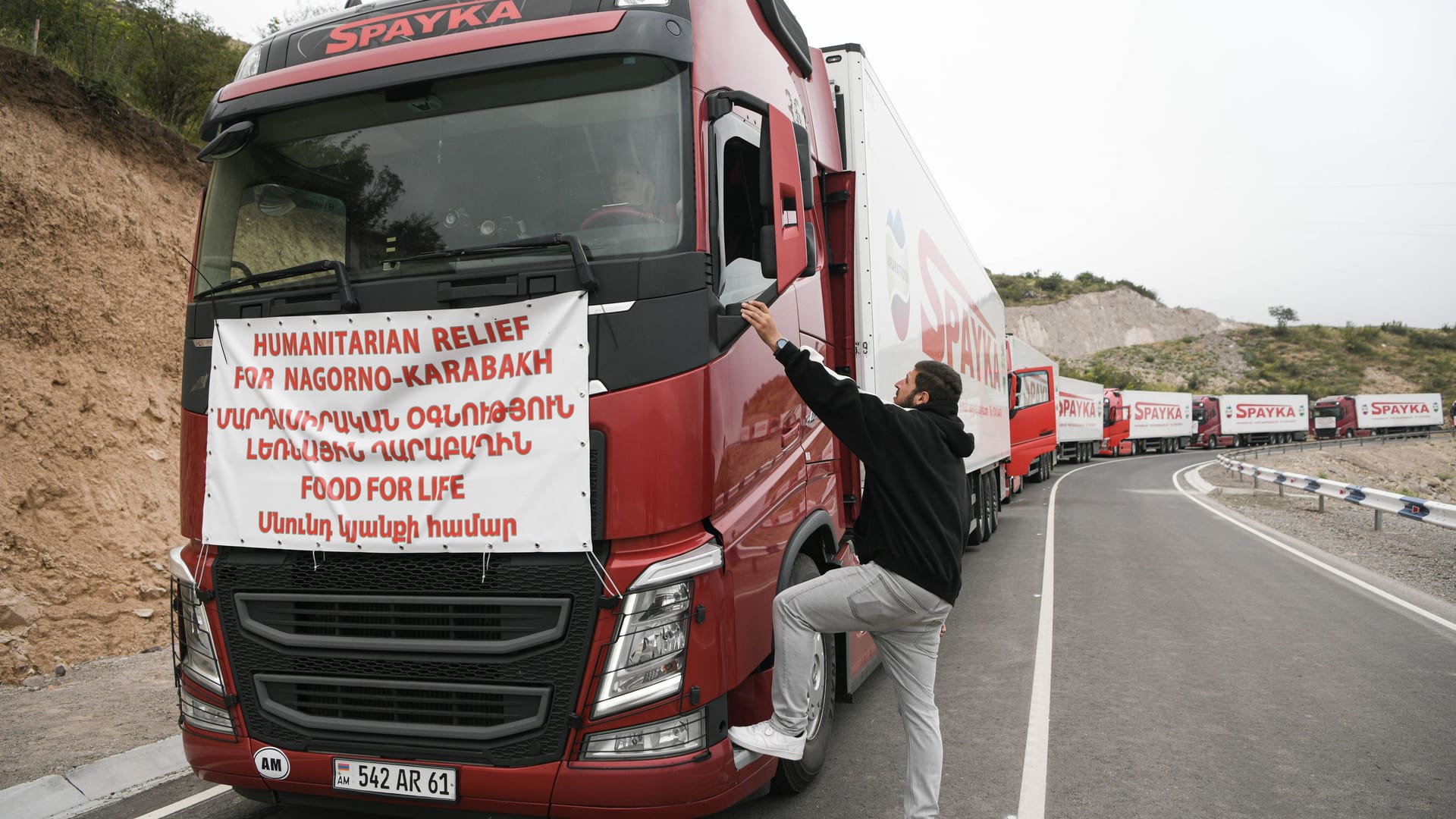 LKW mit Hilfslieferungen für Bergkarabach: Seit Wochen blockiert Aserbaidschan die einzige Straße von Armenien nach Bergkarabach.