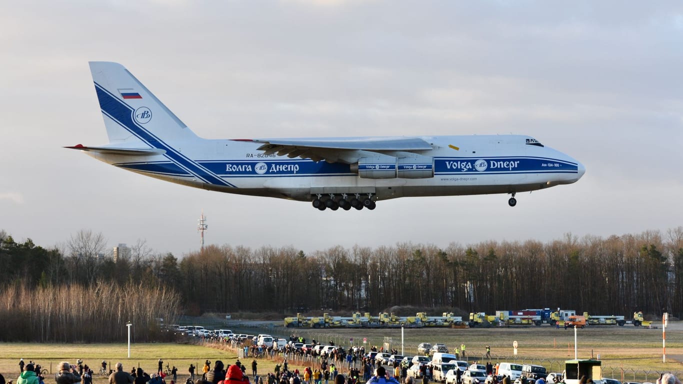 Die Landung einer Antonov-124 sorgte in Nürnberg für einen Massenanlauf an Plainspottern.