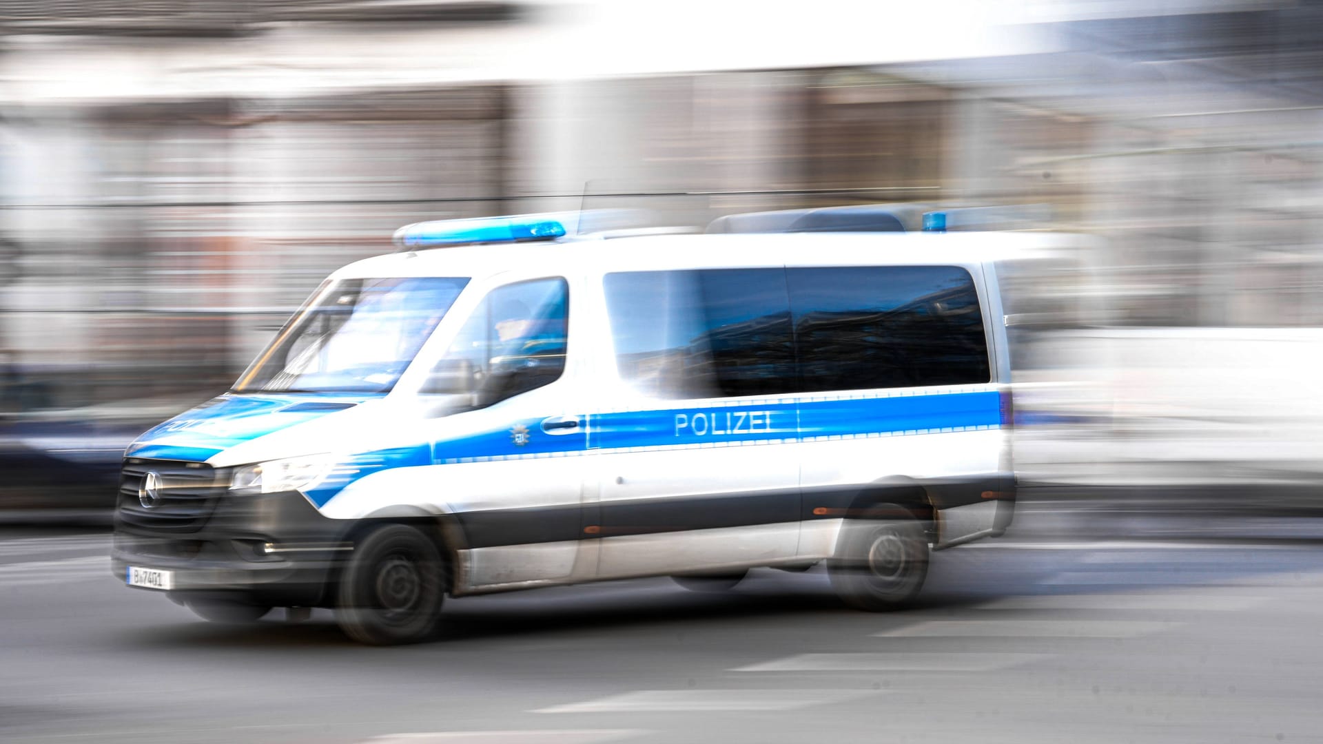 Ein fahrzeug der Polizei auf einer Ensatzfahrt Ein fahrzeug der Polizei auf einer Ensatzfahrt