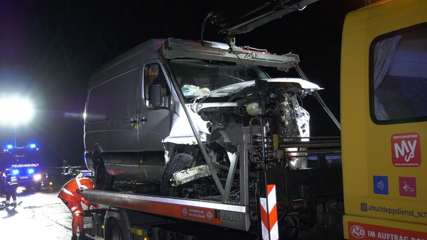 Verunfallter Mercedes in Hessen: Zwei Menschen wurden verletzt.